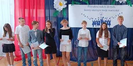 Powiększ grafikę: zakonczenie-roku-szkolnego-klas-4-7-630791.jpg