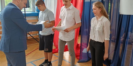 Powiększ grafikę: zakonczenie-roku-szkolnego-klas-4-7-630793.jpg