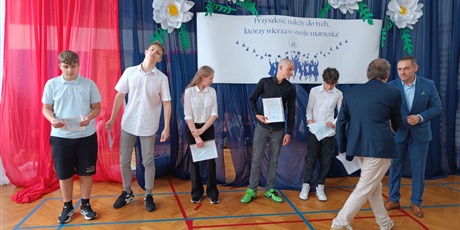 Powiększ grafikę: zakonczenie-roku-szkolnego-klas-4-7-630796.jpg