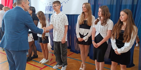 Powiększ grafikę: zakonczenie-roku-szkolnego-klas-4-7-630802.jpg