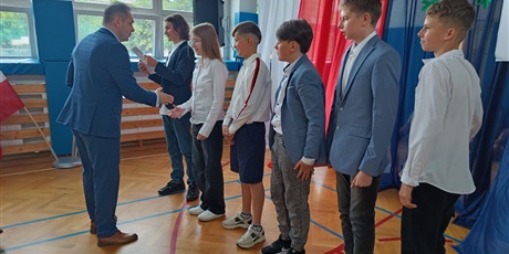 Powiększ grafikę: zakonczenie-roku-szkolnego-klas-4-7-630810.jpg