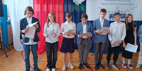 Powiększ grafikę: zakonczenie-roku-szkolnego-klas-4-7-630813.jpg
