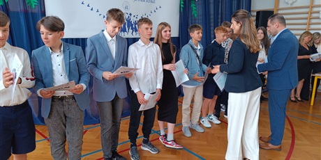 Powiększ grafikę: zakonczenie-roku-szkolnego-klas-4-7-630814.jpg