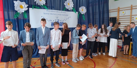 Powiększ grafikę: zakonczenie-roku-szkolnego-klas-4-7-630815.jpg