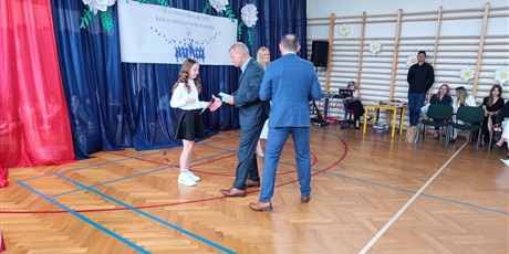 Powiększ grafikę: zakonczenie-roku-szkolnego-klas-4-7-630831.jpg