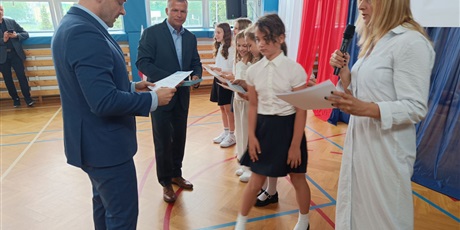 Powiększ grafikę: zakonczenie-roku-szkolnego-klas-4-7-630833.jpg