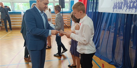 Powiększ grafikę: zakonczenie-roku-szkolnego-klas-4-7-630836.jpg