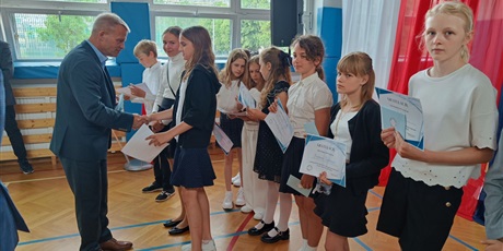 Powiększ grafikę: zakonczenie-roku-szkolnego-klas-4-7-630850.jpg