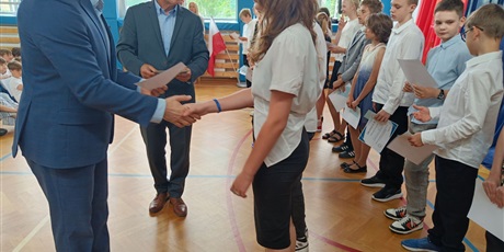 Powiększ grafikę: zakonczenie-roku-szkolnego-klas-4-7-630857.jpg