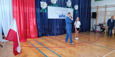 Powiększ grafikę: zakonczenie-roku-szkolnego-klas-4-7-630871.jpg