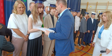 Powiększ grafikę: zakonczenie-roku-szkolnego-klas-osmych-630800.jpg