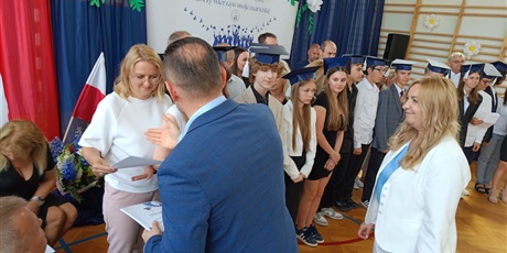 Powiększ grafikę: zakonczenie-roku-szkolnego-klas-osmych-630803.jpg