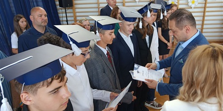 Powiększ grafikę: zakonczenie-roku-szkolnego-klas-osmych-630809.jpg