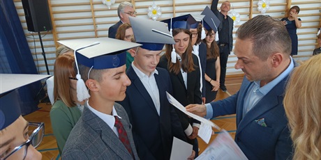Powiększ grafikę: zakonczenie-roku-szkolnego-klas-osmych-630820.jpg