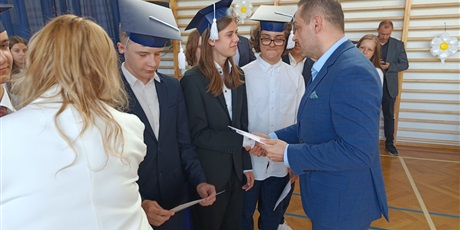 Powiększ grafikę: zakonczenie-roku-szkolnego-klas-osmych-630822.jpg
