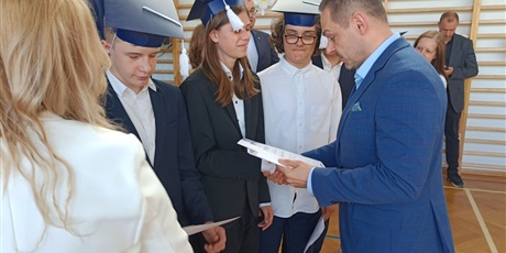 Powiększ grafikę: zakonczenie-roku-szkolnego-klas-osmych-630823.jpg