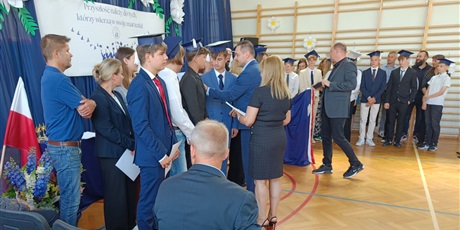 Powiększ grafikę: zakonczenie-roku-szkolnego-klas-osmych-630830.jpg