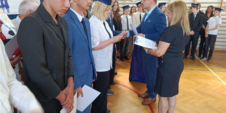 Powiększ grafikę: zakonczenie-roku-szkolnego-klas-osmych-630837.jpg