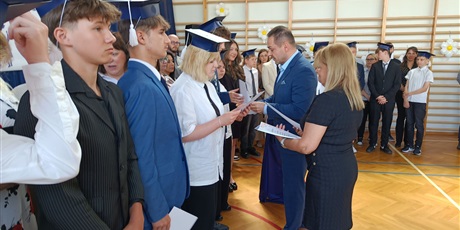 Powiększ grafikę: zakonczenie-roku-szkolnego-klas-osmych-630838.jpg
