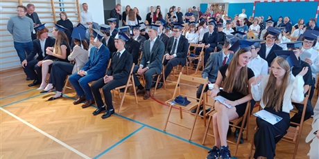 Powiększ grafikę: zakonczenie-roku-szkolnego-klas-osmych-630841.jpg
