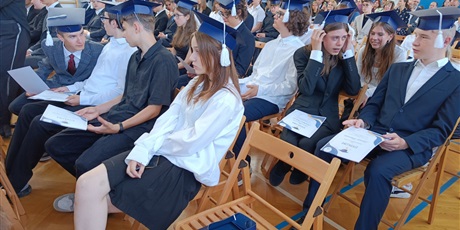 Powiększ grafikę: zakonczenie-roku-szkolnego-klas-osmych-630843.jpg