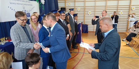 Powiększ grafikę: zakonczenie-roku-szkolnego-klas-osmych-630853.jpg