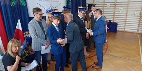 Powiększ grafikę: zakonczenie-roku-szkolnego-klas-osmych-630855.jpg