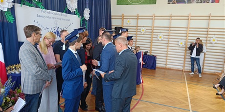 Powiększ grafikę: zakonczenie-roku-szkolnego-klas-osmych-630860.jpg