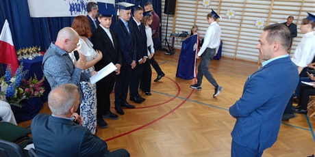 Powiększ grafikę: zakonczenie-roku-szkolnego-klas-osmych-630877.jpg