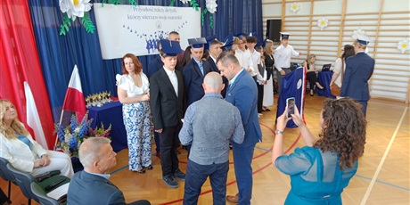 Powiększ grafikę: zakonczenie-roku-szkolnego-klas-osmych-630878.jpg