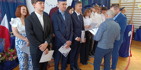 Powiększ grafikę: zakonczenie-roku-szkolnego-klas-osmych-630881.jpg