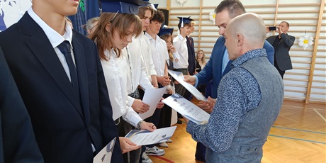 Powiększ grafikę: zakonczenie-roku-szkolnego-klas-osmych-630883.jpg