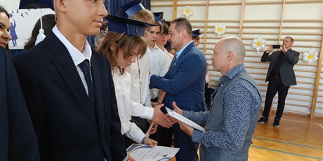 Powiększ grafikę: zakonczenie-roku-szkolnego-klas-osmych-630884.jpg