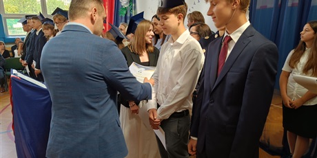 Powiększ grafikę: zakonczenie-roku-szkolnego-klas-osmych-630890.jpg
