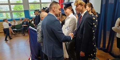 Powiększ grafikę: zakonczenie-roku-szkolnego-klas-osmych-630891.jpg