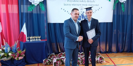 Powiększ grafikę: zakonczenie-roku-szkolnego-klas-osmych-630896.jpg
