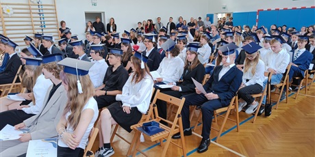 Powiększ grafikę: zakonczenie-roku-szkolnego-klas-osmych-630897.jpg