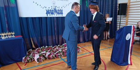 Powiększ grafikę: zakonczenie-roku-szkolnego-klas-osmych-630898.jpg
