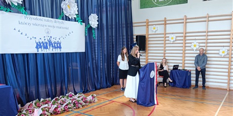 Powiększ grafikę: zakonczenie-roku-szkolnego-klas-osmych-630900.jpg