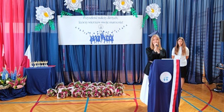 Powiększ grafikę: zakonczenie-roku-szkolnego-klas-osmych-630901.jpg