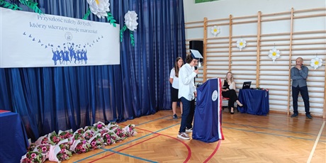 Powiększ grafikę: zakonczenie-roku-szkolnego-klas-osmych-630902.jpg