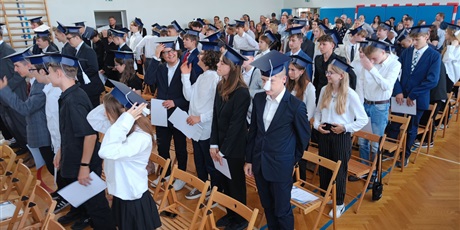 Powiększ grafikę: zakonczenie-roku-szkolnego-klas-osmych-630903.jpg
