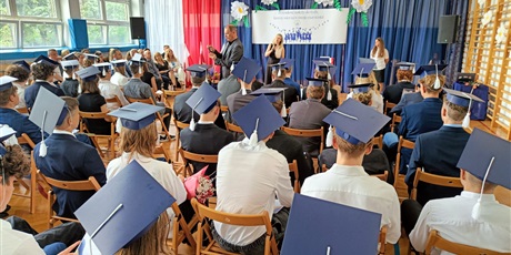 Powiększ grafikę: zakonczenie-roku-szkolnego-klas-osmych-630912.jpg