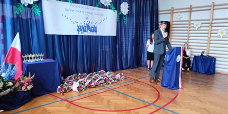 Powiększ grafikę: zakonczenie-roku-szkolnego-klas-osmych-630913.jpg