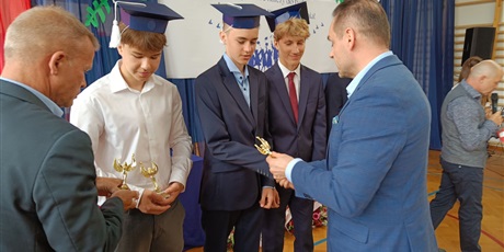 Powiększ grafikę: zakonczenie-roku-szkolnego-klas-osmych-630914.jpg