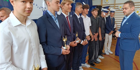 Powiększ grafikę: zakonczenie-roku-szkolnego-klas-osmych-630917.jpg