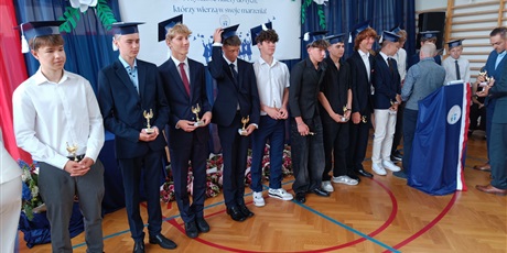 Powiększ grafikę: zakonczenie-roku-szkolnego-klas-osmych-630918.jpg