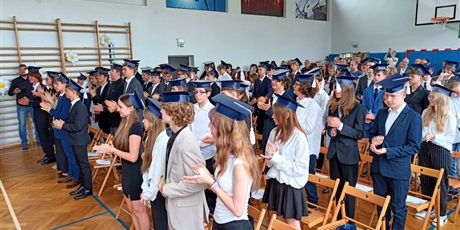 Powiększ grafikę: zakonczenie-roku-szkolnego-klas-osmych-630922.jpg