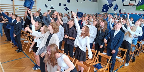 Powiększ grafikę: zakonczenie-roku-szkolnego-klas-osmych-630923.jpg