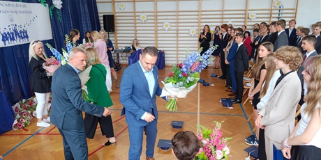 Powiększ grafikę: zakonczenie-roku-szkolnego-klas-osmych-630933.jpg